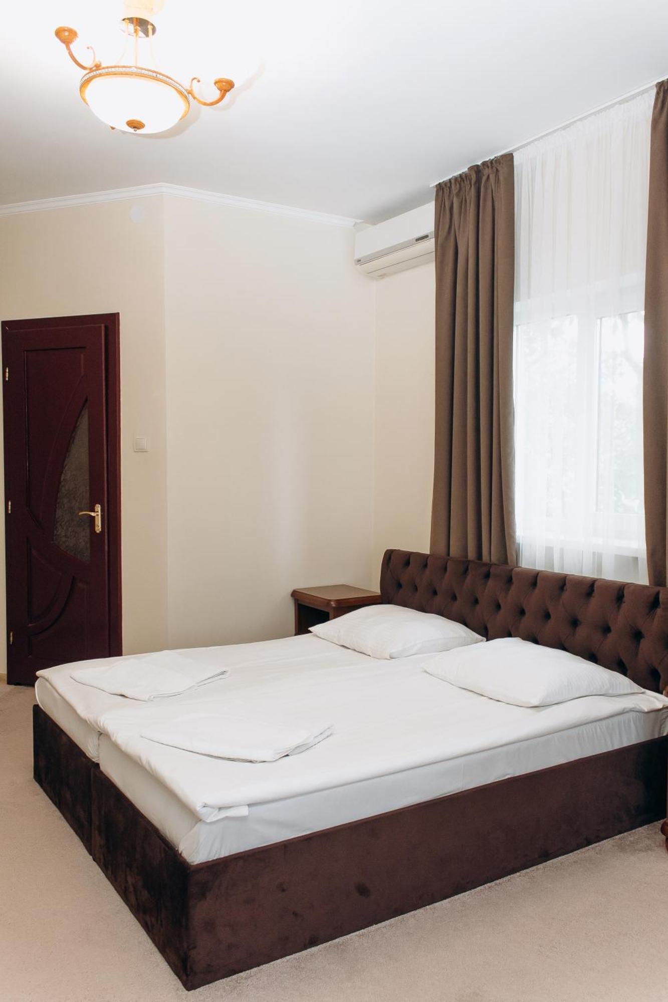 Eduard Hotel Uzhhorod Exterior photo