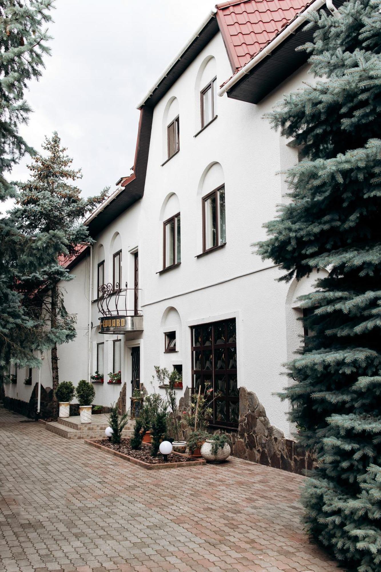 Eduard Hotel Uzhhorod Exterior photo